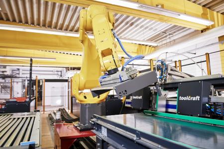 BU 0: Bei Sanipa laufen die Schubladensysteme automatisch vom Band.
