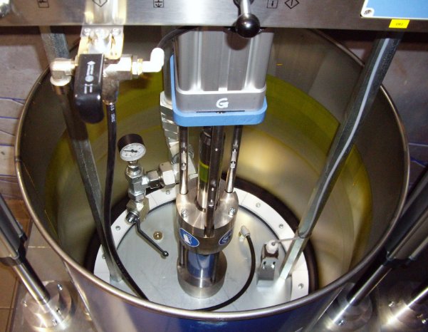 Eine Pumpe der zentralen UV Farbversorgung der technotrans AG.jpg