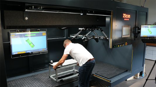 Der 3D-Multisensor-Scanner ZScan ermöglicht das lückenlose 3D-Scanning großer Bauteile in wenigen Sekunden. (Quelle: senswork)