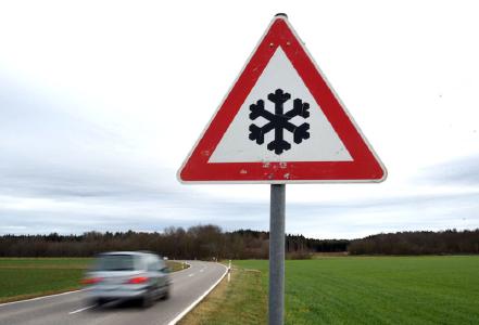Gerade auf unbekannten Straßen eine echte Hilfe: das Verkehrszeichen Schnee- oder Eisglätte