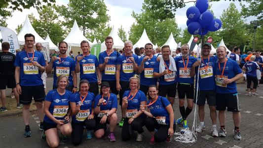 DOYMA-Mitarbeiter mit Medaillen nach dem Zieleinlauf
