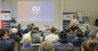 Gemeinsam mit dem Rail.S e. V. und der Leichtbau-Allianz Sachsen lud der Composites United e. V. (CU) am 07. Dezember 2023 zum CU Innovation Day „Composites in Rail“ nach Dresden ins Nationale Leichtbau-Validierungszentrum (LEIV) ein. Über 60 Interessierte folgten der Einladung und tauschten sich über Herausforderungen und Chancen von Composites in Schienenfahrzeugbau aus. Gemeinsam mit dem Rail.S e. V. und der Leichtbau-Allianz Sachsen lud der Composites United e. V. (CU) am 07. Dezember 2023 zum CU Innovation Day „Composites in Rail“ nach Dresden ins Nationale Leichtbau-Validierungszentrum (LEIV) ein. Über 60 Interessierte folgten der Einladung und tauschten sich über Herausforderungen und Chancen von Composites in Schienenfahrzeugbau aus.