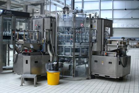 Die KHS Innoket Neo ist eine kompakte und zuverlässige Etikettiermaschine