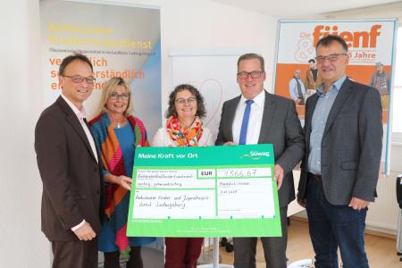 (von links): Roland Nitzler, Birgit Beurer, Andrea Trautwein, Michael Meyle und Horst Trautwein bei der Spendenscheckübergabe beim Ambulanten Kinder- und Jugendhospizdienst Ludwigsburg