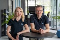 Sandra Leuckert und Alexander Ebenbeck sind für die vertrieblichen Aktivitäten des SKZ-Geschäftsbereichs Prüfung zuständig. / Foto: Luca Hoffmannbeck, SKZ