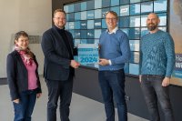 Christoph Kugler, Group Head of Digitalization at SKZ (2nd from right) presents the Premium Partner award to Jonas Schramm, Head of Industry Solutions (2nd from left) 
