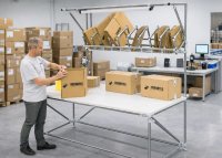 Ergonomische Packarbeitsplätze schaffen die Grundlage für effiziente Versand- und Verpackungsprozesse. Der abgebildete BeeWaTec Packtisch verbindet eine strukturierte Materialbereitstellung mit einer optimalen Arbeitsplatzgestaltung. Durch die sinnvolle Anordnung von Werkzeugen und Verpackungsmaterialien werden Laufwege reduziert, Abläufe verbessert und Mitarbeitende bei einer sicheren sowie produktiven Arbeitsweise unterstützt.