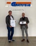 Matthias Geiß (l.) aus der Geschäftsführung (links) ehrte Niederlassungsleiter Thomas Reil (r.) in Weiden für seine 35 Jahre währende Treue zum Unternehmen. (Foto: GREIWING logistics for you GmbH)