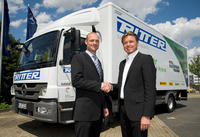 Andreas Ritter, Geschäftsführer der Ritter Logistik GmbH (rechts) und Jan Michaelsen, Leiter Marketing, Continental Ersatzgeschäft Nutzfahrzeugreifen Deutschland (links)  
