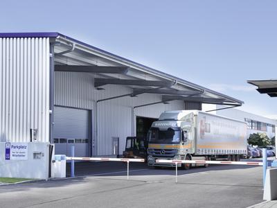 Losberger Systemhalle 35,00 x 35,50 m mit 7,80 m frei auskragendem Vordach