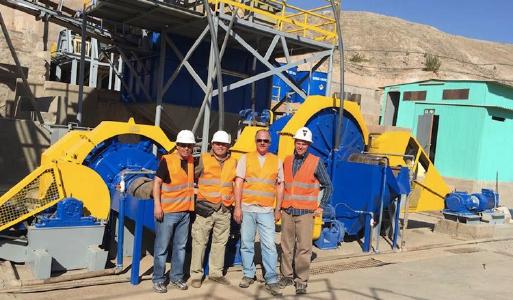 Das Team von Montan vor der Verarbeitungsanlage in Peru / Foto: Montan Mining