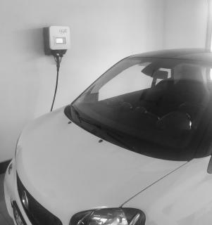 Über die Wallbox von E3/DC lädt Gerhard Popp den Akku seines Elektroautos. Wann immer möglich, fährt er mit Solarstrom. Foto: Gerhard Popp