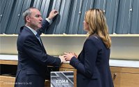 Der stellvertretende bayerische Ministerpräsident Hubert Aiwanger im Gespräch mit Marta Romakowski am ROMA-Messestand. Der stellvertretende bayerische Ministerpräsident Hubert Aiwanger im Gespräch mit Marta Romakowski am ROMA-Messestand.