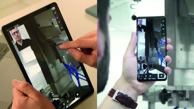 Über Augmented Reality greift der Servicetechniker virtuell in den Raum ein, den er und der Anlagenbediener gerade vor sich sehen. Mittels Pointer oder dem Einblenden von Symbolen gibt er dem Bediener so konkrete Handlungsanleitungen