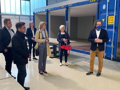 Besuch im ZINQ-Technikum: v.l.n.r. Sebastian Watermeier MdL, SPD NRW Fraktionsvorsitzender Thomas Kutschaty, Dr. Birgitt Bendiek (ZINQ), OB-Kandidatin Karin Welge, Heike Gebhard MdL und Lars Baumgürtel, geschäftsführender Gesellschafter ZINQ-Gruppe