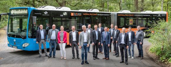 Im Rahmen ihres jährlichen Sommertreffens stellte die Führungsmannschaft der Industriegemeinschaft die Buswerbung vor.