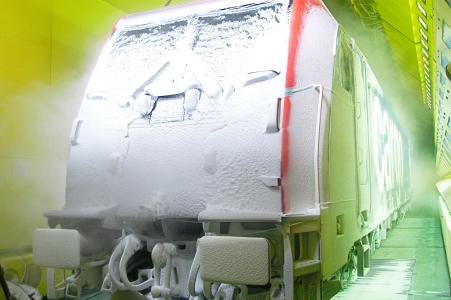 (Please note: the image may only be used in the context of this press information and may only be slightly edited or changed; © Alamy Stock Foto): The refrigeration and air conditioning industry shows how diverse it is on this year’s World Refrigeration Day with the theme ‘Cooling Champions: Cool Careers for a Better World’. Pictured here: a snowed-in train being tested in an artificial climatic wind tunnel