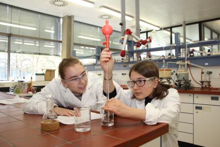 Beim Girls‘ Day werden die Schülerinnen einen Tag selbst zu Forscherinnen an der Hochschule / Fotohinweis: © Hochschule Aalen / Janine Soika