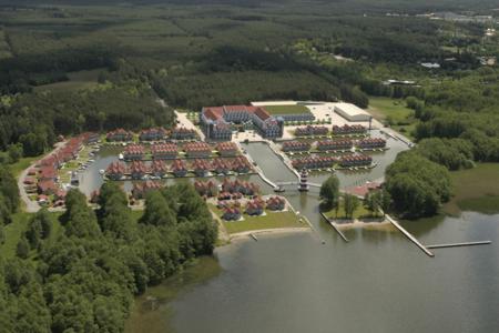 Blick auf das Hafendorf Rheinsberg nach seiner endgültigen Fertigstellung mit der noch im Bau befindlichen Hotelanlage.