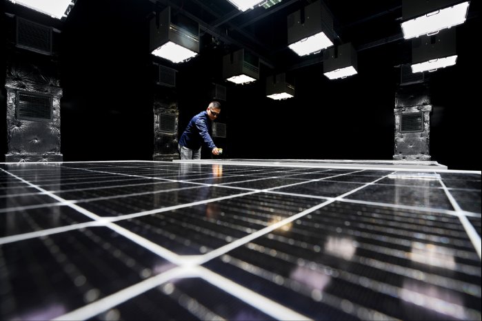 TÜV Rheinland_Pressefoto_01_Solarmodule im Check.jpg