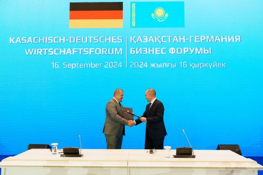 2024_09_17_Wirtschaftsforum_Kasachstan_Memorandum_Shaking_Hands.jpg