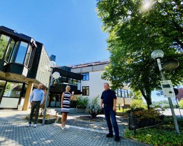Solaranlage für das Rathaus Eckental - Personen v.l. Hr. Tobias Harhammer, Assistent der Geschäftsführung der iKratos Solar- und Energietechnik GmbH; Fr. Ille Dölle, Bürgermeisterin Markt Eckental; Hr. Willi Harhammer, Geschäftsführer der iKratos Solar- und Energietechnik GmbH