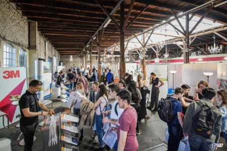 Am Tag der Logistik bringen auch Karrieremessen wie „Vom Klicken bis zum Klingeln“ in Neuss hunderten Schülern die Berufsbilder in der Logistik näher. Foto: Fabian Franken