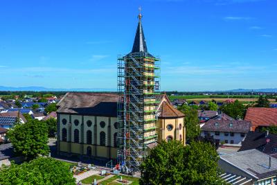 Bild 1
Der Turm der Kirche St. Stephan des Hartheimer Ortsteils Bremgarten ist zur Fassadensanierung und für Putzarbeiten derzeit bis zur Traufhöhe in über 25 m Höhe mit PERI UP Easy in Rahmenbauweise eingerüstet.
(Foto: PERI Deutschland)