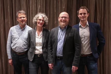 eZ erweitert die Fähigkeiten seiner Digital Experience Platform (DXP) mit fortschrittlichen B2B Commerce-Funktionen für digitale Kundenerlebnisse
(von links nach rechts) Frank Dege CTO silver.solutions, Ania Hentz, CEO, silver.solutions, Morten Ingebrigtsen Co-CEO eZ Systems, Bertrand Maugain Co-CEO eZ Systems