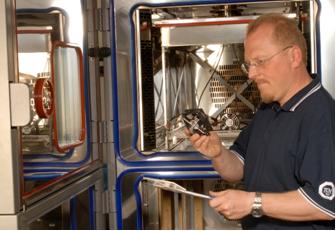 Im Kompetenzzentrum Umweltsimulation führt TÜV SÜD Product Service unter anderem HALT-Lebensdauerprüfungen und HASS-Belastungstests durch.