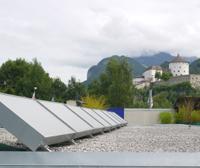 Solare Plusenergielüftung auf dem Dach eines Autohauses