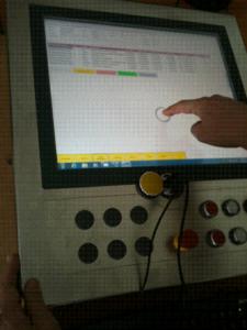 Die Verwiegesoftware läuft auf modernen Industrie-PCs nach Schutzartnorm IP65, die via eigenem Touchscreen oder via Smartphone App bedient werden