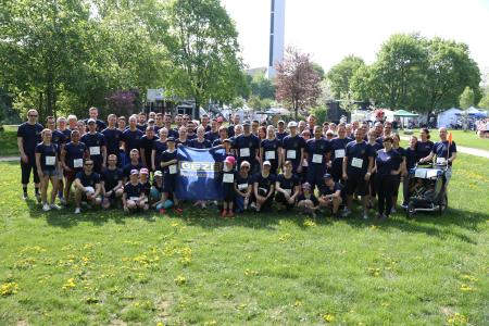 „Mit Kind und Kegel“: – GEZE Mitarbeiterinnen und Mitarbeiter laufen mit ihren Familien beim Ditzinger Lebenslauf für einen guten Zweck (Foto: GEZE GmbH)