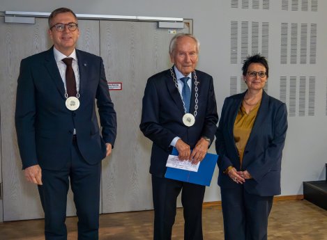 Ehrensenatorenwuerde1-2048x1508.jpg