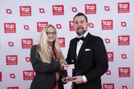 Ilka-Marie Gangnus nimmt die Auszeichnung Top Employer Automotive Deutschland 2018 entgegen
