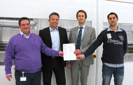 Giovanni-Heinz Pitino – Vice President Operations – (left) and Sascha Bender – Area Manager PV Module – (right) receive the certification document from TÜV employees