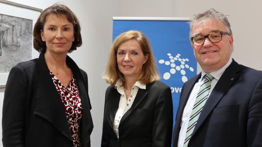 Regionspräsident Hauke Jagau schlägt Christine Karasch (links) und Dr. Andrea Hanke für die frei werdenden Dezernentenstellen in der Regionsverwaltung vor, Foto Kreutz