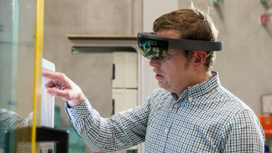 Service-Techniker wird mit Hilfe einer Augmented Reality Datenbrille aus der Ferne unterstützt