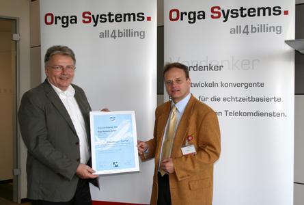 Im Namen des Marketing-Clubs überreichte Matthias Nies, Präsident des Marketing-Clubs Paderborn, den Titel an Rainer Neumann (links), Geschäftsführer der Orga Systems.