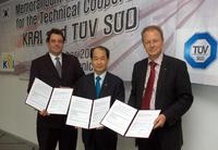 Weitreichende Kooperation zwischen TÜV SÜD Rail und Korea Railroad Research Institute (KRRI): (von links) Jean-Paul van Hengstum (CEO TÜV SÜD Korea), KRRI-Präsident Dr. Sung-Kyou Choi und TÜV Süd Rail-Geschäftsführer Klaus Bosch