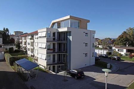 Kernsaniertes Mehrfamilienendhaus in Friedrichhafen: Primärenergieverbrauch durch PU-Dämmungen von 400 auf 12 kWh/m²a gesenkt (Foto: puren)