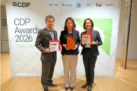 Nozomi Tomobe, Executive Officer von SMC (Mitte) nimmt für SMC die Auszeichnung entgegen.