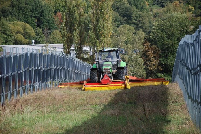 Mäharbeiten zwischen den Modulreihen im Solarpark Dirmingen.jpg