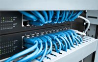 PoE - Power over Ethernet - Serverschrank mit Patchkabel