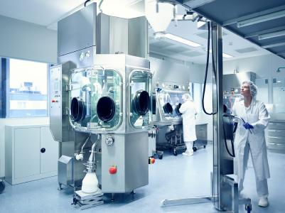 Höchste Sicherheitsstufe am Frankfurter Standort von HWI pharma services GmbH: In modernsten Isolatoren können hochpotente Wirkstoffe bis zu einer Klassifizierung von OEB 5 verarbeitet werden