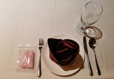 Ein im Restaurant eingedeckter Tisch in Zeiten von Corona