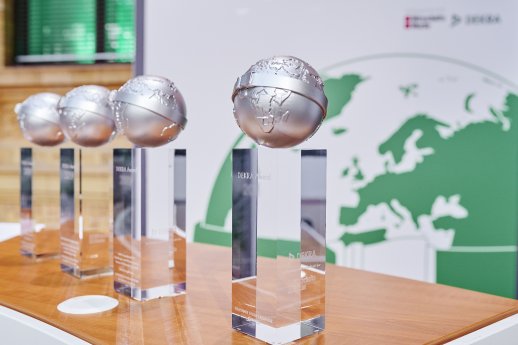 DEKRA_Award_Pokale_2022.jpg