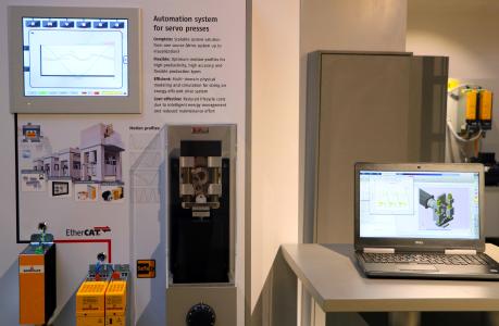 Fig. 1: The servo press was already simulated in advance and thus was optimally designed to the requirements of the mechanical engineer. The movement profile of the real servo press (shown on the left as a fair presenter) is almost identical to its digital twin, the simulated version (right). In addition to significantly shortened development times, the customer also benefits from a faster and easier commissioning