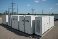Das HDT (Haus der Technik) widmet Batteriegroßspeichern als Rückgrat einer stabilen und klimafreundlichen Energieversorgung jetzt eine interessante neue Veranstaltung. Das Online-Seminar „Batteriegroßspeicher (BESS) – Planung, Integration und wirtschaftlicher Betrieb“ vermittelt Teilnehmenden am 13. April 2026 praxisnahes, verlässliches Wissen rund um die wichtigsten Komponenten, Systemarchitekturen und Anschlusskonzepte stationärer Batteriespeichersysteme.