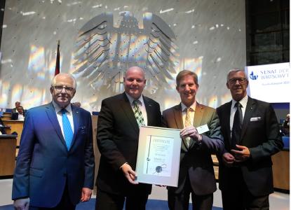 Vorstandsvorsitzender des Senat der Wirtschaft und Honorargeneralkonsul Dieter Härthe (li) und Vorstandsvorsitzender des Senat Europa und ehemaliger Stv. Ministerpräsident und Wirtschaftsminister Dr. Walter Döring (re) überreichen im früheren Plenarsaal des Deutschen Bundestags in Bonn die Berufungsurkunde an Jürgen Pfitzer und Helmut Nägele der TECNARO GmbH / Foto: Senat der Wirtschaft